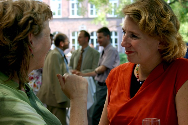 Bild 050tw.jpg - Annette Niesyto, Frauenbeauftragte der Stadt Karlsruhe; Dr. Susanne Asche, Fachbereichsleiterin Kultur Stadt Offenburg